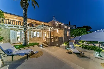 Seaside Retreat Villa with Pool, Selca