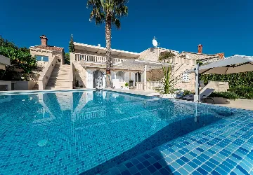 Seaside Retreat Villa with Pool, Selca