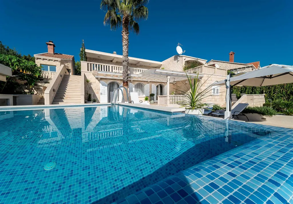 Seaside Retreat Villa with Pool, Selca