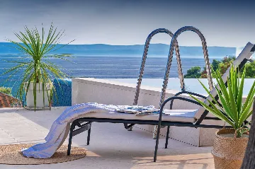 Seaside Retreat Villa with Pool, Selca