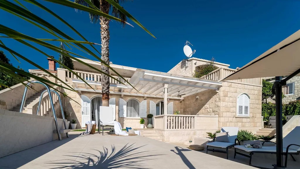 Seaside Retreat Villa with Pool, Selca