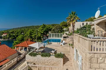 Seaside Retreat Villa with Pool, Selca