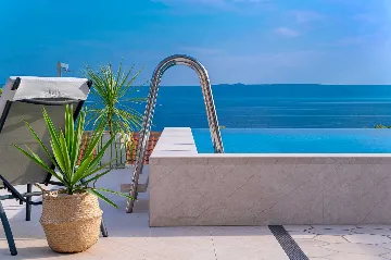 Seaside Retreat Villa with Pool, Selca