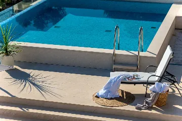 Seaside Retreat Villa with Pool, Selca