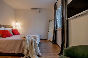 Seaside Retreat Villa with Pool, Selca