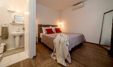 Seaside Retreat Villa with Pool, Selca