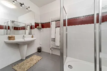 Seaside Retreat Villa with Pool, Selca