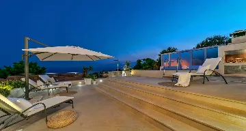 Seaside Retreat Villa with Pool, Selca