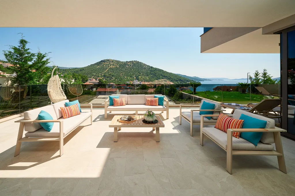Contemporary 4-Bedroom Villa with Pool in Marina