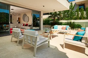 Contemporary 4-Bedroom Villa with Pool in Marina