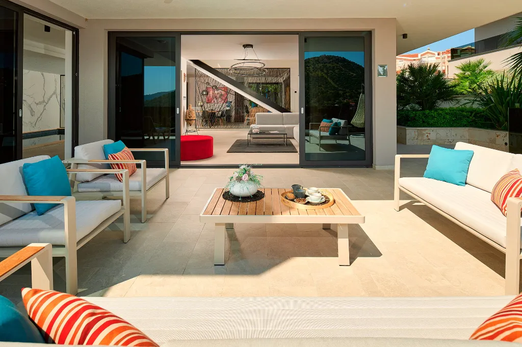Contemporary 4-Bedroom Villa with Pool in Marina