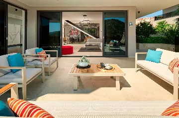 Contemporary 4-Bedroom Villa with Pool in Marina