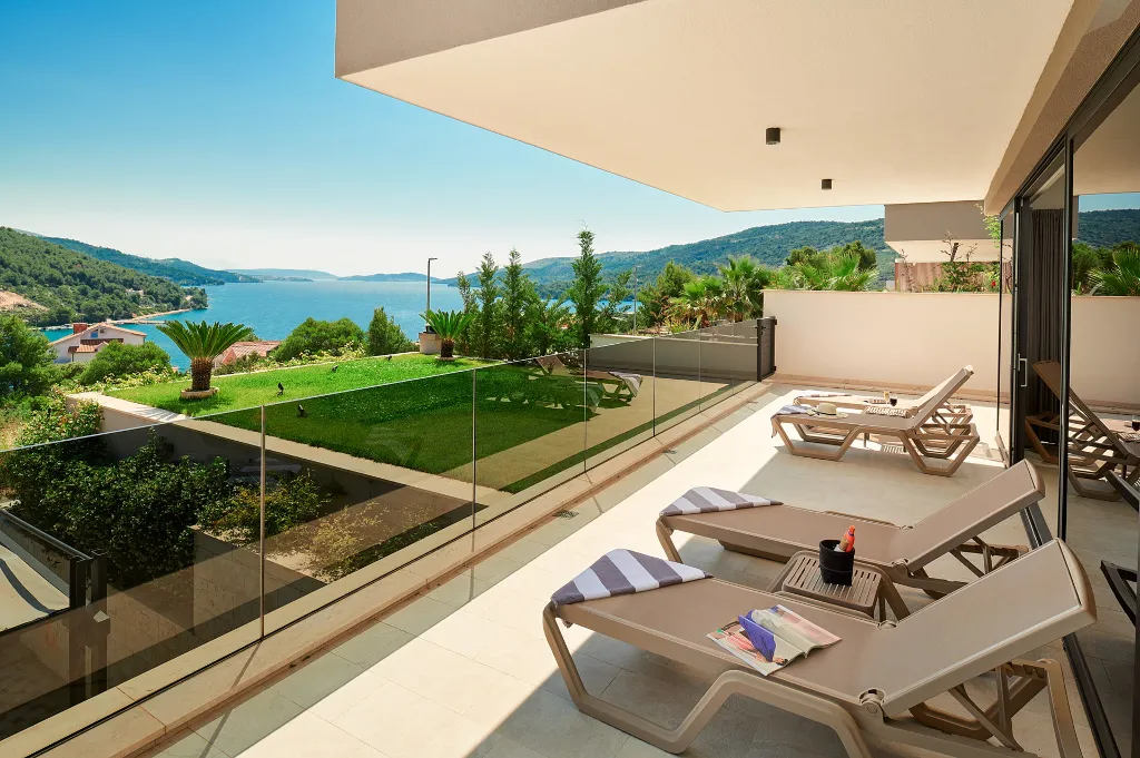 Contemporary 4-Bedroom Villa with Pool in Marina