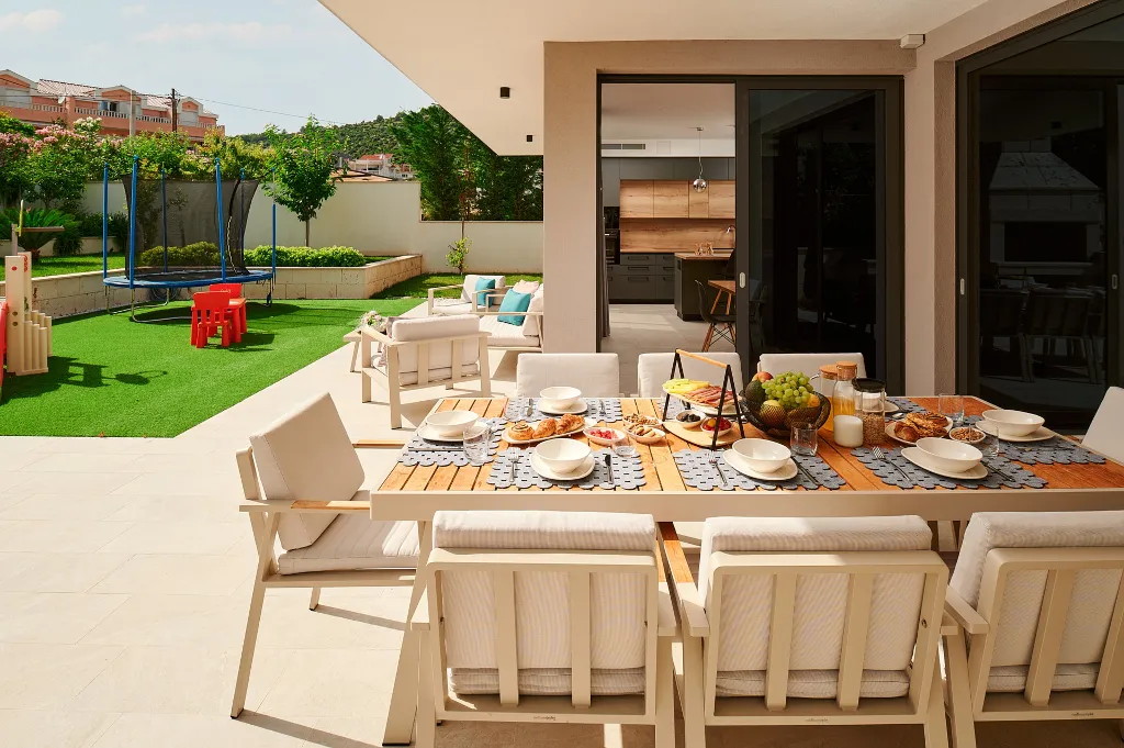 Contemporary 4-Bedroom Villa with Pool in Marina