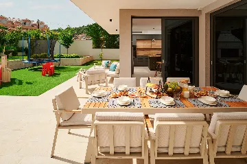 Contemporary 4-Bedroom Villa with Pool in Marina