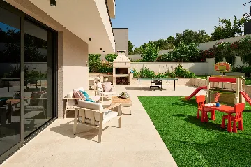 Contemporary 4-Bedroom Villa with Pool in Marina