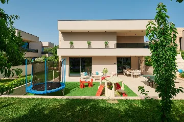 Contemporary 4-Bedroom Villa with Pool in Marina