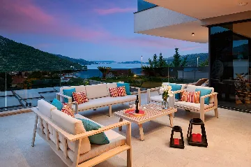 Contemporary 4-Bedroom Villa with Pool in Marina