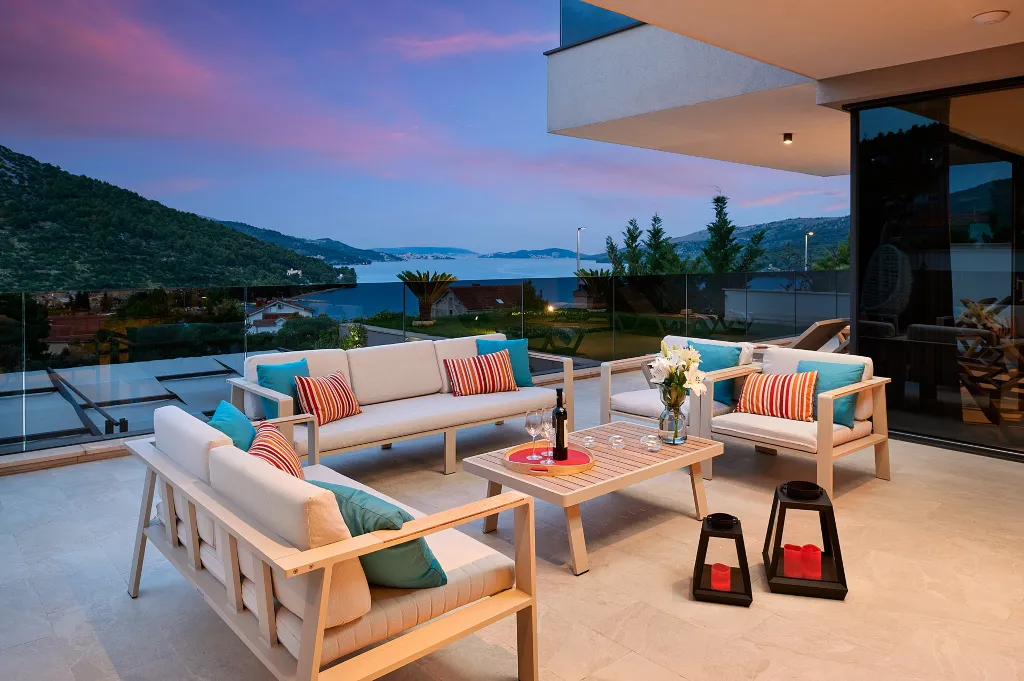 Contemporary 4-Bedroom Villa with Pool in Marina