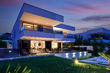 Contemporary 4-Bedroom Villa with Pool in Marina