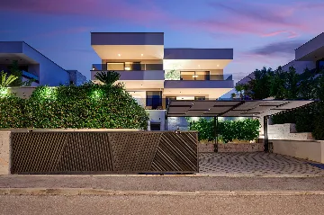Contemporary 4-Bedroom Villa with Pool in Marina