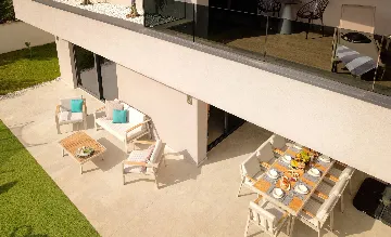 Contemporary 4-Bedroom Villa with Pool in Marina