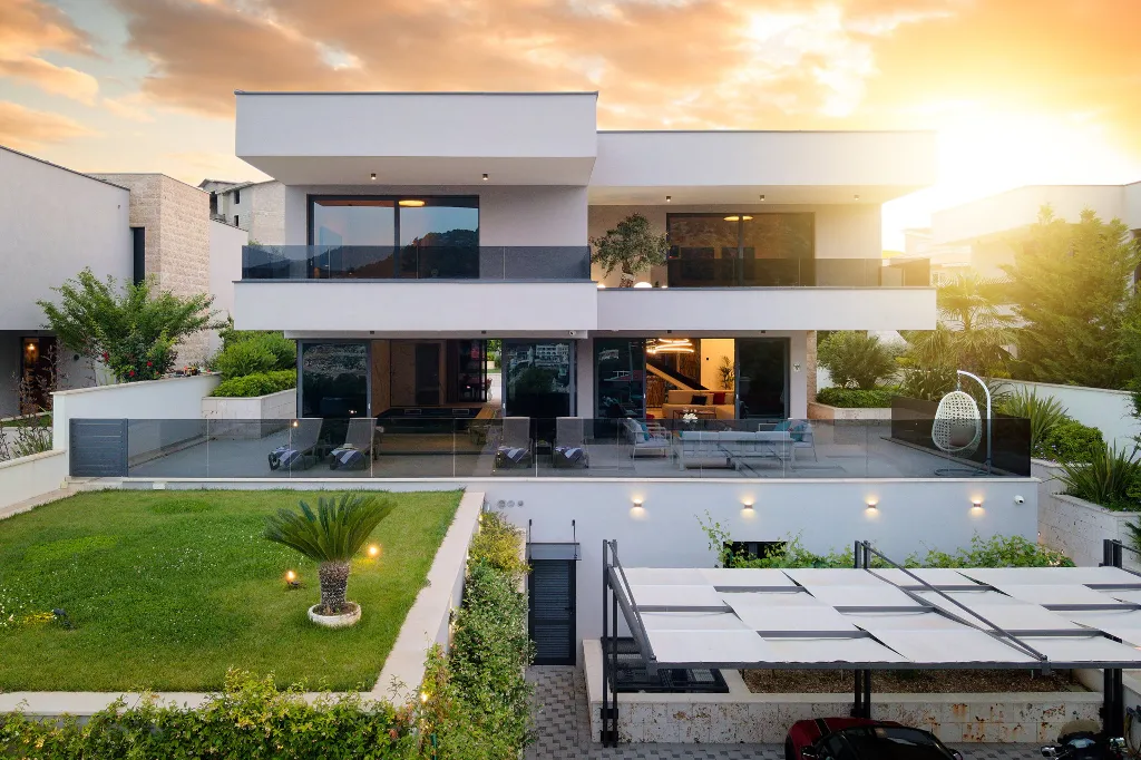 Contemporary 4-Bedroom Villa with Pool in Marina