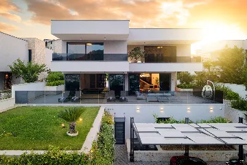 Contemporary 4-Bedroom Villa with Pool in Marina
