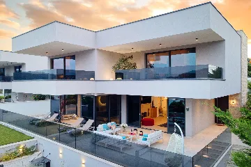 Contemporary 4-Bedroom Villa with Pool in Marina