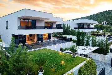 Contemporary 4-Bedroom Villa with Pool in Marina