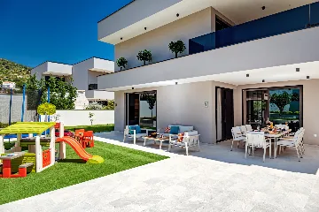 Contemporary 4-Bedroom Villa with Pool in Marina