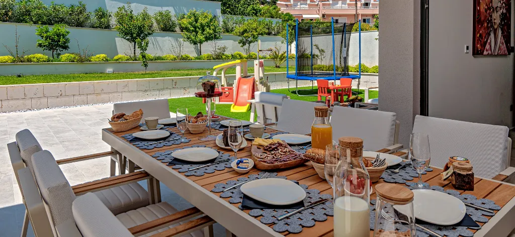 Contemporary 4-Bedroom Villa with Pool in Marina