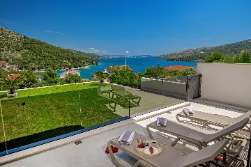 Contemporary 4-Bedroom Villa with Pool in Marina