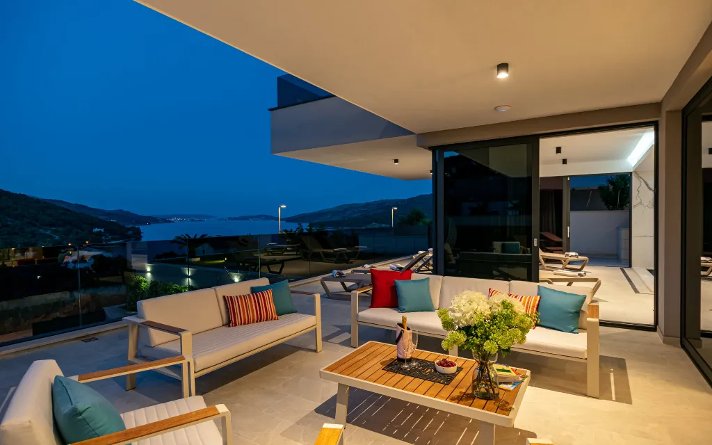 Contemporary 4-Bedroom Villa with Pool in Marina