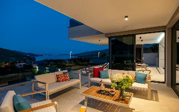 Contemporary 4-Bedroom Villa with Pool in Marina