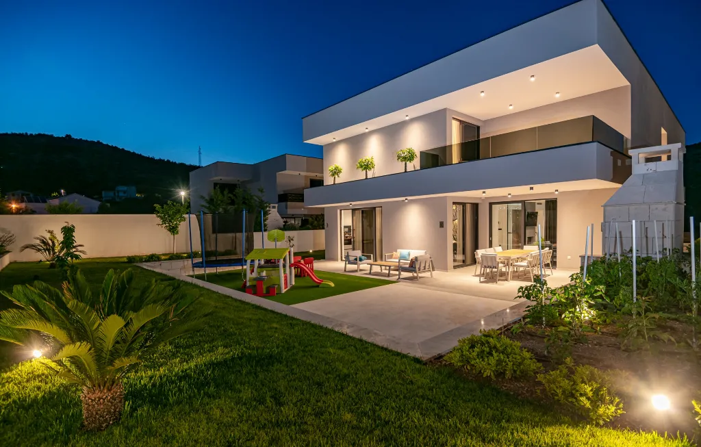 Contemporary 4-Bedroom Villa with Pool in Marina