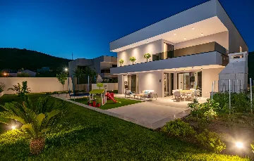 Contemporary 4-Bedroom Villa with Pool in Marina