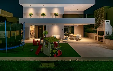 Contemporary 4-Bedroom Villa with Pool in Marina