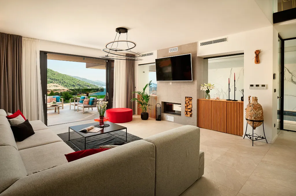 Contemporary 4-Bedroom Villa with Pool in Marina