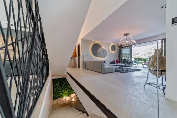Contemporary 4-Bedroom Villa with Pool in Marina