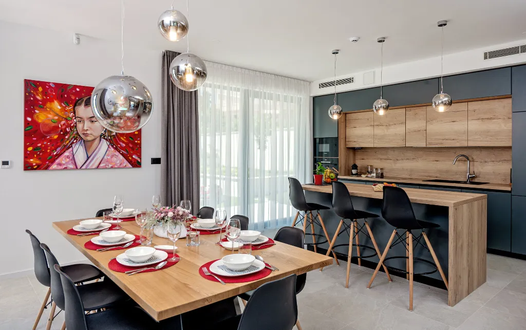 Contemporary 4-Bedroom Villa with Pool in Marina