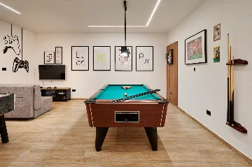 Contemporary 4-Bedroom Villa with Pool in Marina