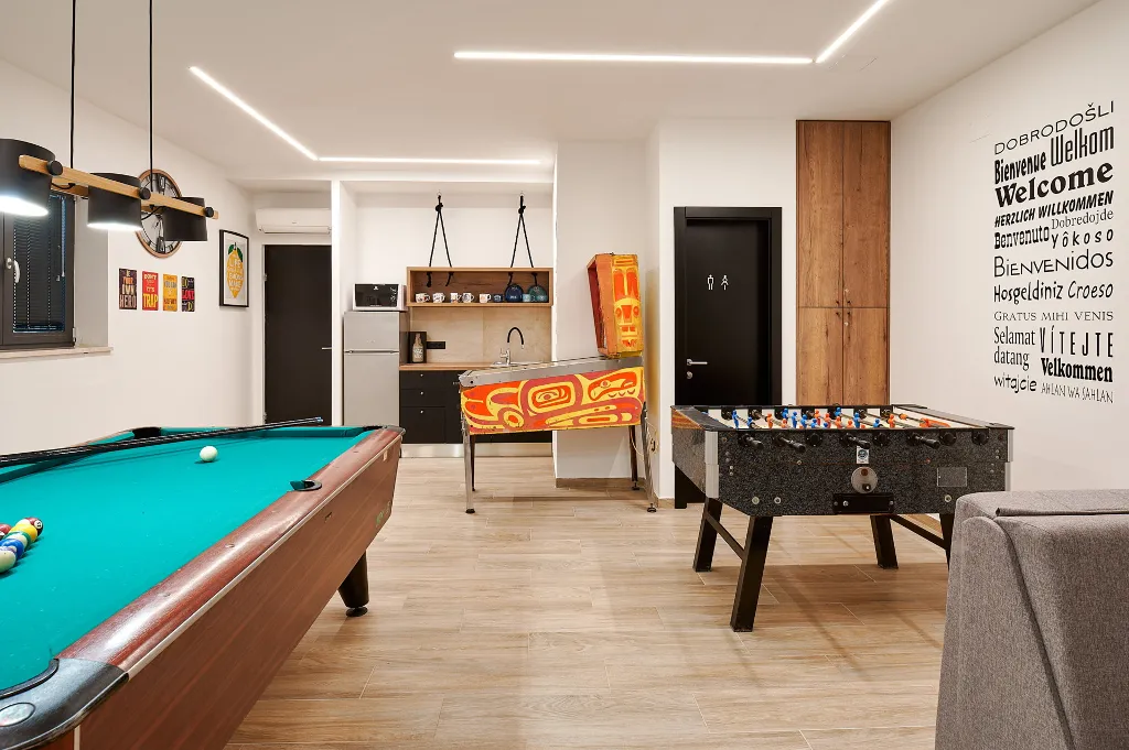 Contemporary 4-Bedroom Villa with Pool in Marina