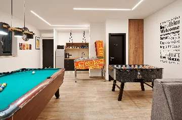 Contemporary 4-Bedroom Villa with Pool in Marina