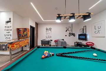 Contemporary 4-Bedroom Villa with Pool in Marina