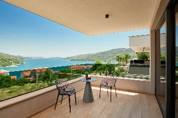 Contemporary 4-Bedroom Villa with Pool in Marina