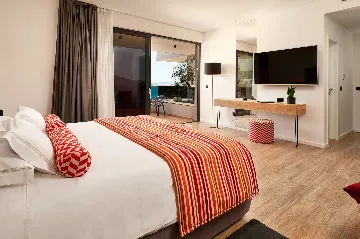 Contemporary 4-Bedroom Villa with Pool in Marina