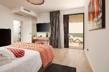 Contemporary 4-Bedroom Villa with Pool in Marina