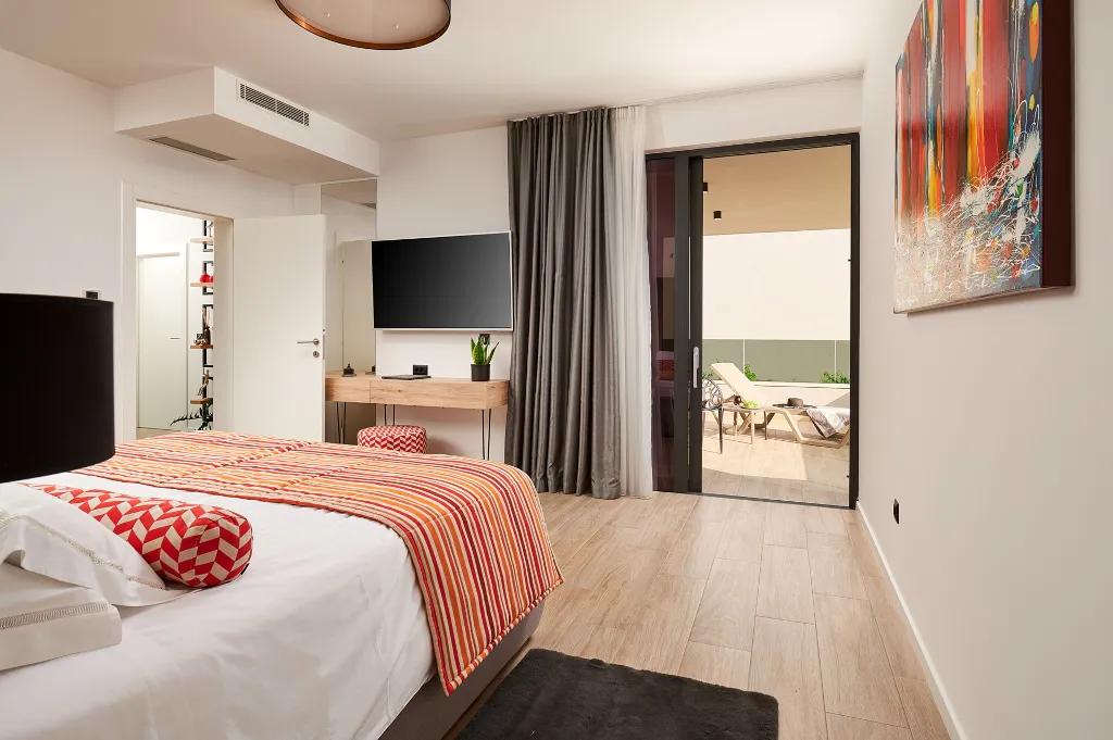 Contemporary 4-Bedroom Villa with Pool in Marina