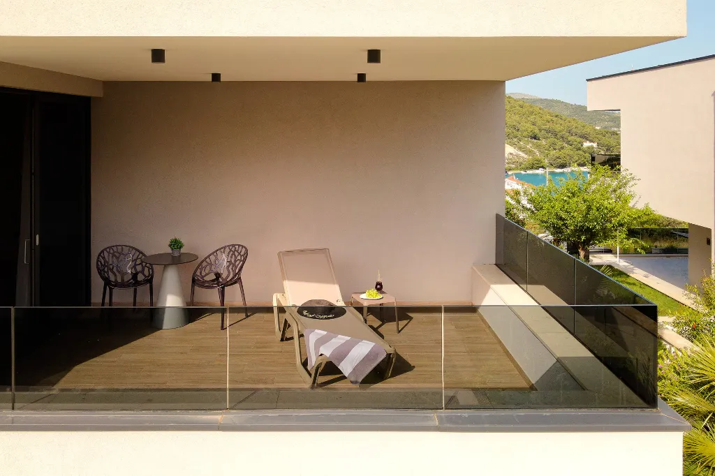 Contemporary 4-Bedroom Villa with Pool in Marina